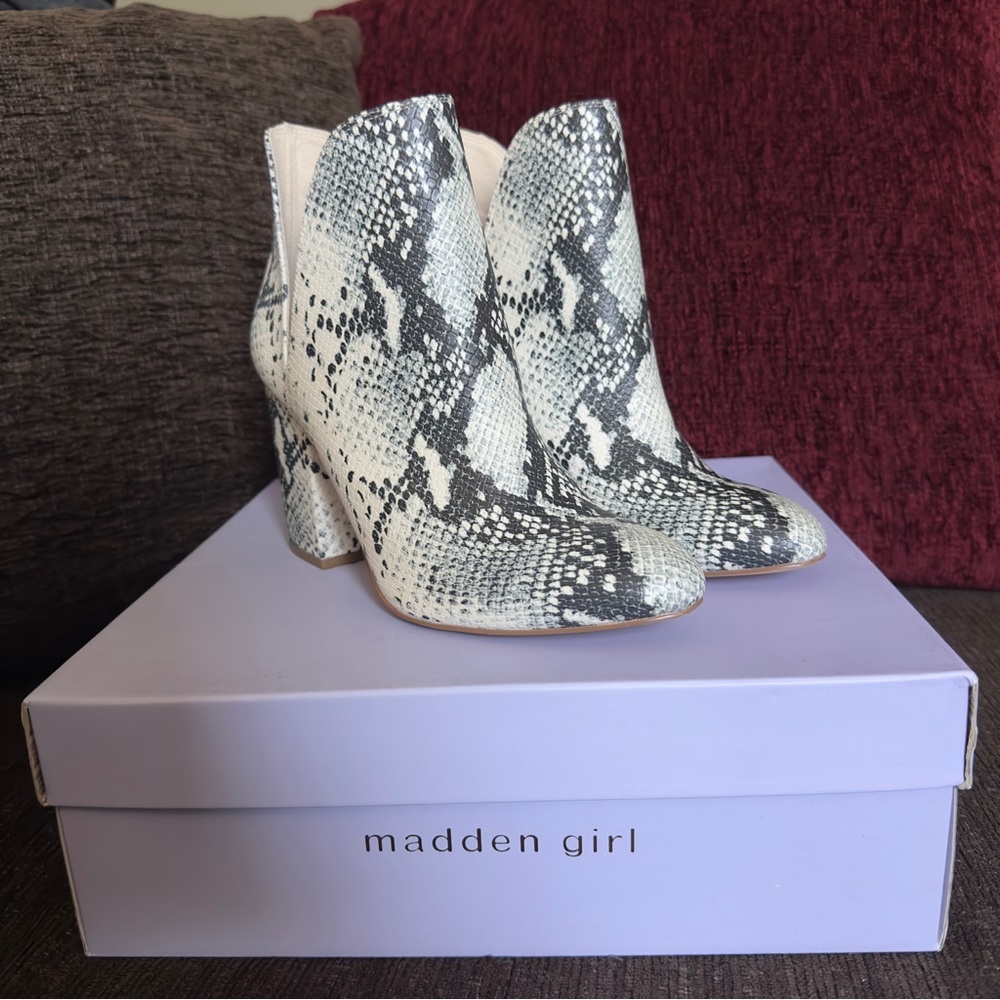 Steve Madden Girl RAVIN Ankle Heels Booties Snake Print Pull-On Open Sides